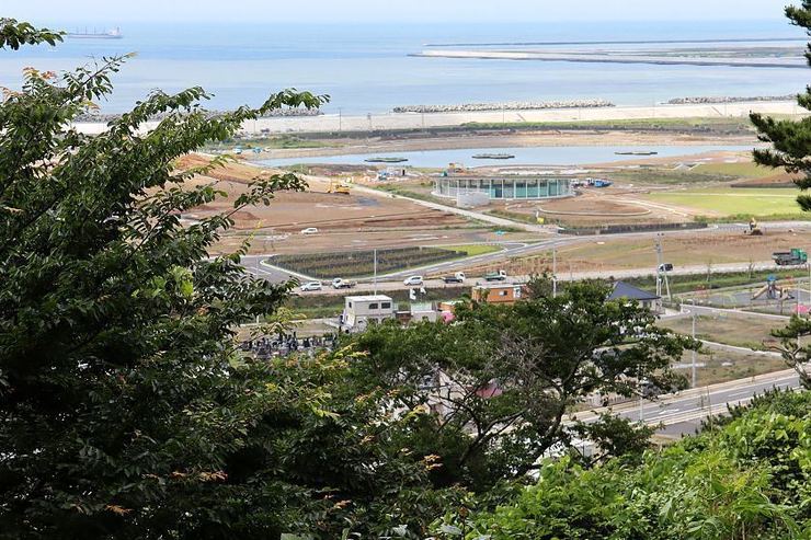 Мемориальный парк Исиномаки строится в этом прибрежном районе, вид со стороны парка Хиёрияма