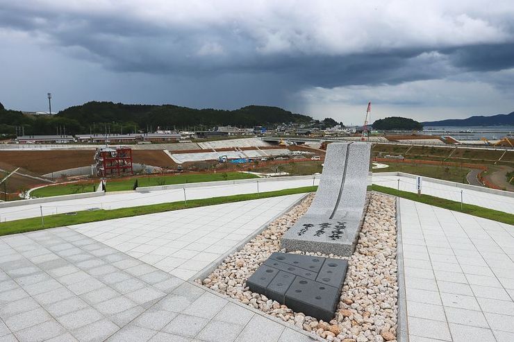 Памятник на вершине холма