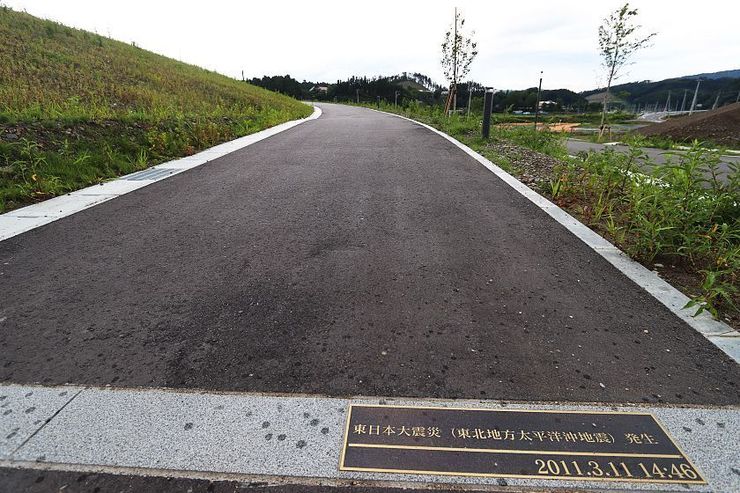 Сильно пострадавший прибрежный район Исиномаки, вид со стороны парка Хиёрияма.