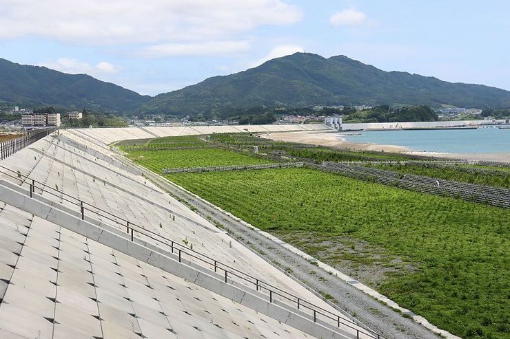 Парк ведет к огромной дамбе, построенной вдоль побережья Рикудзентаката.