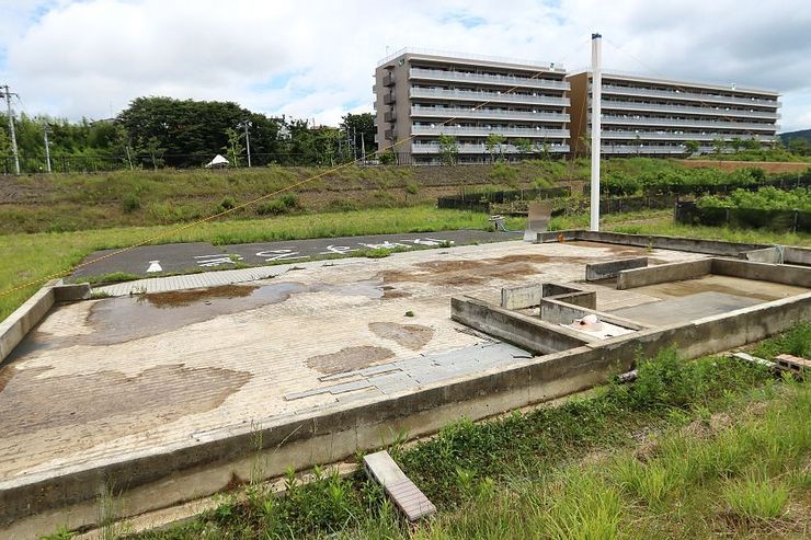 Сохранившийся фундамент разрушенного здания